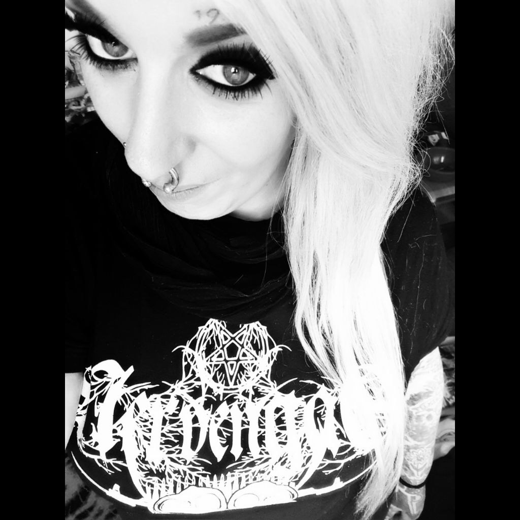 Lady Blood88 ist ein sexy Black Metal Girl mit einem T-Shirt vom Nervengas Versand. Das Black Metal Girl bestellt gerne beim Black Metal Online Shop vom Nervengas Mailorder.